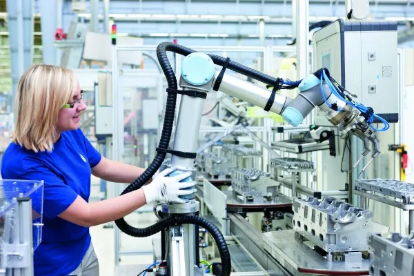 Roboţii care vor schimba industria braşoveană - cum arată „coboţii” şi cum ne ajută ei să câştigăm mai bine