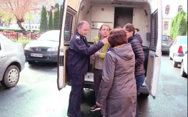Angajata DGASPC Brașov acuzată de ilegalităţi în dosare de adopţie a mai primit 30 de zile de arest