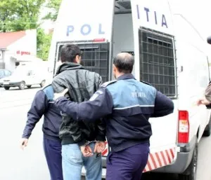 Doi „viteji” de 58 de ani, duşi în arestul IPJ pentru pumni împărţiţi pe stradă