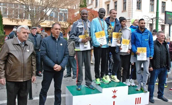 Crosul 15 Noiembrie: 1.200 de alergători pe străzile Braşovului, „lotul african” pe podium