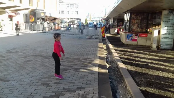 Se repară şi trotuarul Primăriei Braşov din faţa Gării Mari