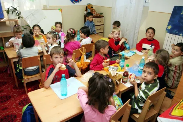 De la 1 ianuarie 2018, copiii din creşele braşovene vor primi în fiecare zi hrană în valoare de 12 lei