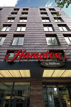 Terenul pe care urma să se construiască un hotel Hampton în Braşov, scos la vânzare pentru 1,2 milioane de euro