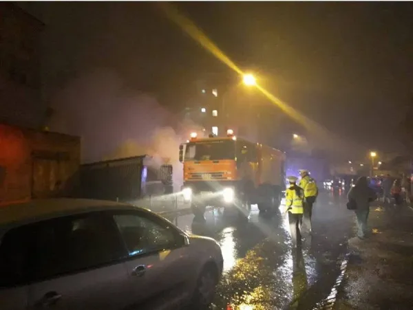 O platformă de gunoi a ars ca o torţă ieri seară în cartierul Tractorul