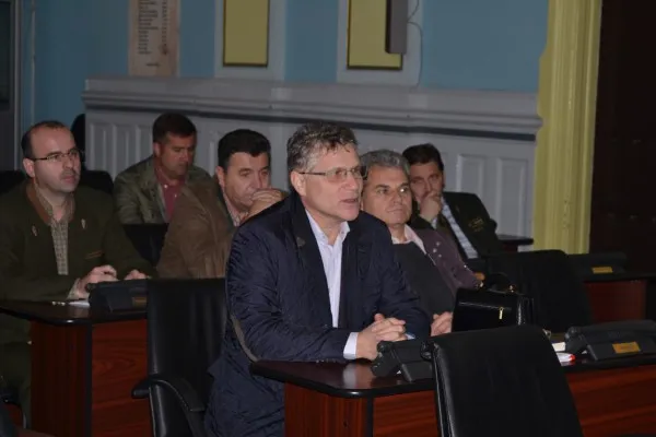 Discuţii interminabile pe tema copacilor care tot cad pe căile ferate. Soluţia Braşov: Aşteptăm să cadă...