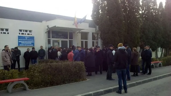 Protest la APIA Braşov pentru salariile din 2018, care se anunţă şi cu 2.800 de lei mai mici