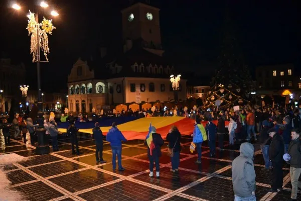 UPDATE, ora 20.00: Protestul s-a încheiat în liniște, în Piața Sfatului, unde s-a cântat doar Imnul național, „neacompaniat” de lozinci protestatare