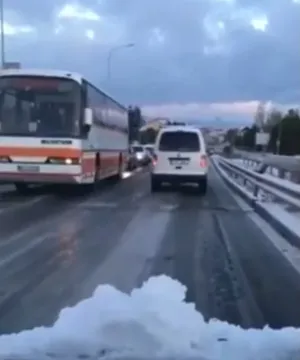 „Patinaj artistic” pe străzile Braşovului, bine deszăpezite