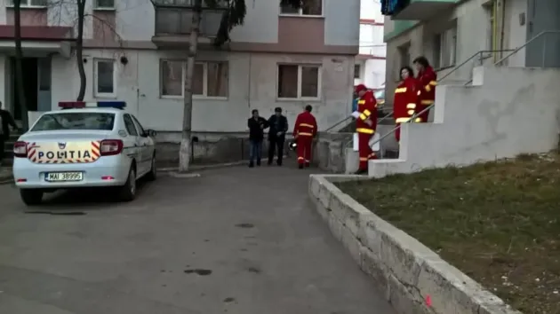 S-a spânzurat cu fularul