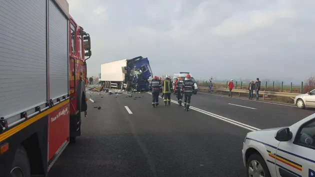 Încarcerat după un impact între un TIR şi un autobuz, între Codlea şi Ghimbav