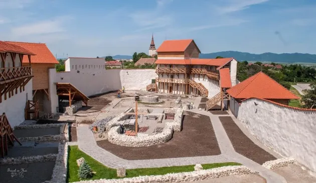 Complet refăcută, Cetatea Ţărănească medievală a intrat „în conservare” până anul viitor