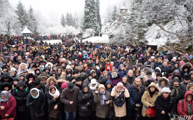 28 ani de la moartea „Sfântului Ardealului”. Pelerinaj gigantic la mormântul lui Arsenie Boca