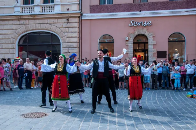 Braşovenii pot învăţa acum gratuit paşii lui Zorba Grecul