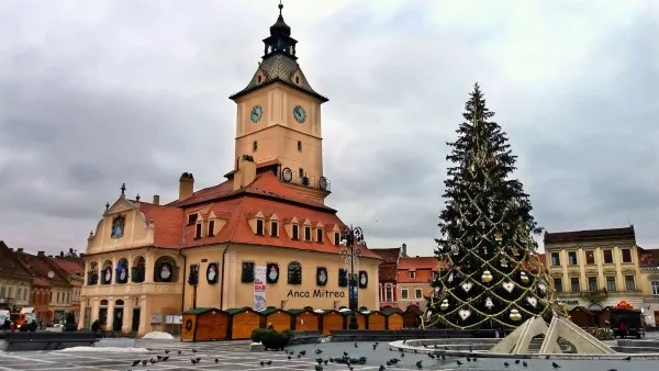 Piaţa Sfatului, ora 17.00: Se aprind cele 33.400 de beculeţe din bradul Crăciunului
