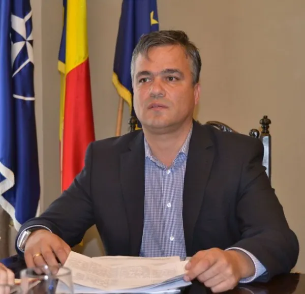 Preşedintele CJ, Adrian Veştea, a semnat ieri contracte de 81,5 milioane de lei pentru Braşov