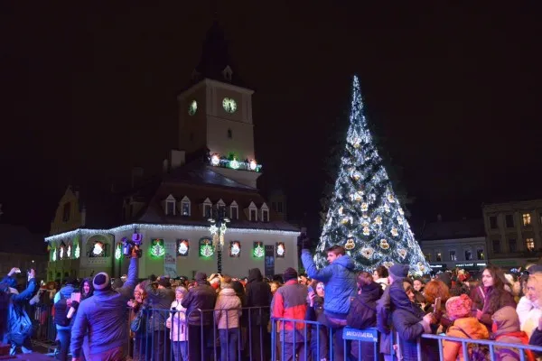 S-au aprins luminile Crăciunului! Primele imagini din Piaţa Sfatului