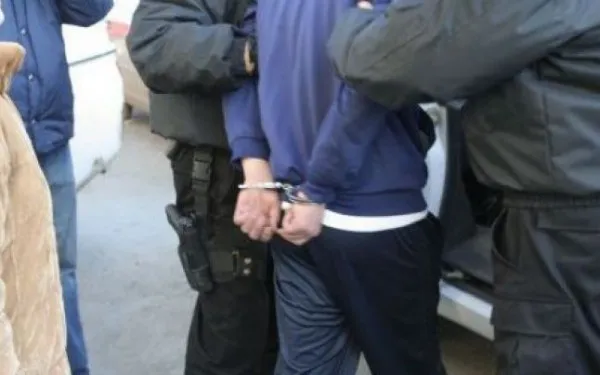Au violat o adolescentă în casa unui prieten, după ce acesta le-a adus-o cu forţa