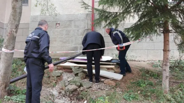 Ce soluţie a dat Facultatea de Construcţii pentru blocul evacuat de pe str. Molidului din cauza `craterului` apărut lângă fundaţie