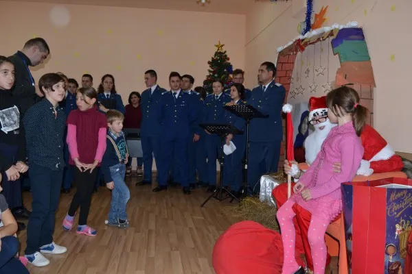 Moş Crăciun „în uniformă” la Centrul de zi „Astra”