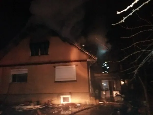 Explozie pe strada Avram Iancu și incendiu la Râșnov, în noaptea de Revelion