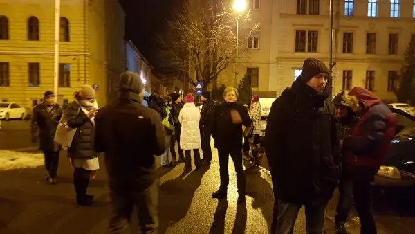 Câțiva rătăciți la protestul justiției, ieri seară, la Brașov