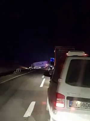 Impact frontal la Codlea: Femeie însărcinată, rămasă blocată într-o mașină
