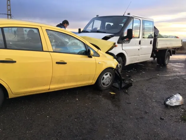 Tânăr la volanul unei autoutilitare, a trimis la spital doi nevinovaţi