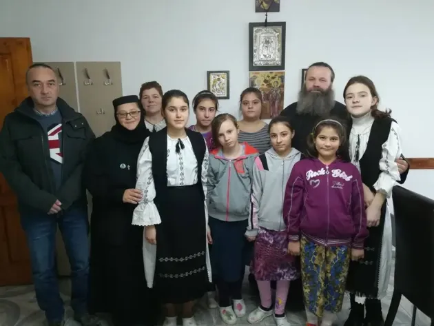 Militarii veterani lansează azi o campanie pentru fetiţele de la Mărcuş