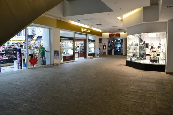 Bershka, Pull&Bear şi Stradivarius au plecat din Unirea Shopping Center Braşov. Magazinul este tot mai gol!