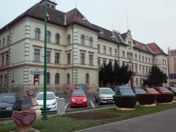 Corpul T al Universităţii intră în reabilitare: parchet din stejar masiv, băi cu pardoseală de piatră naturală 