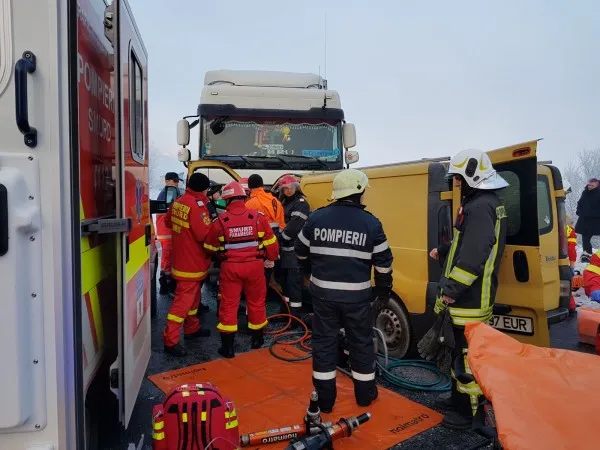 Accident grav pe DN1, zona Codlea: Doi oameni captivi în fiarele maşinii lor, care a intrat, frontal, într-un TIR