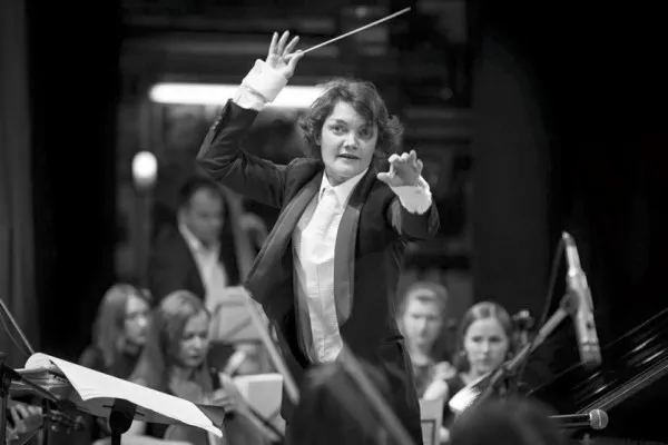 O femeie va avea bagheta dirijorală a concertului de vineri al Filarmonicii