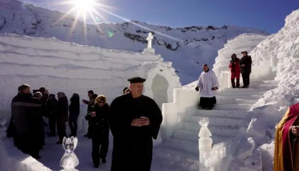 Biserica de Gheaţă a fost sfinţită. Preoţi de mai multe confesiuni au slujit în trei limbi