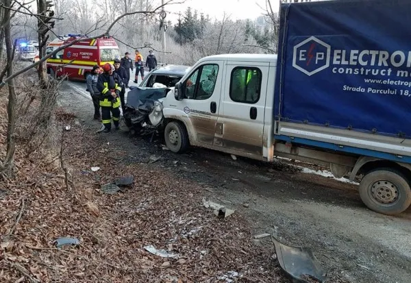 Băut la volanul unei autoutilitare, a produs un accident cu trei răniţi