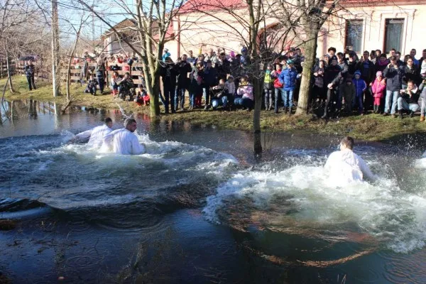 Cetaşii din Şercăiţa au scos crucea din „Burduf“, de Bobotează
