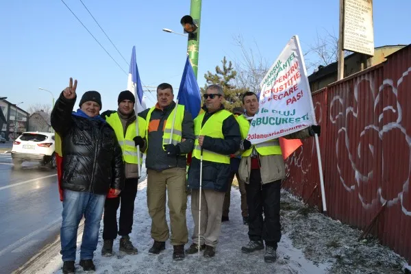 Clujenii care merg pe jos la protestul de la București au traversat Brașovul