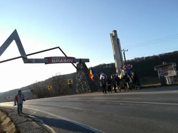 Protestatarii clujeni care merg pe jos la Bucureşti vor traversa azi Braşovul