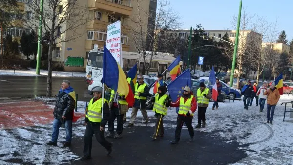 Clujenii care merg pe jos la protestul de la Bucureşti au traversat Braşovul