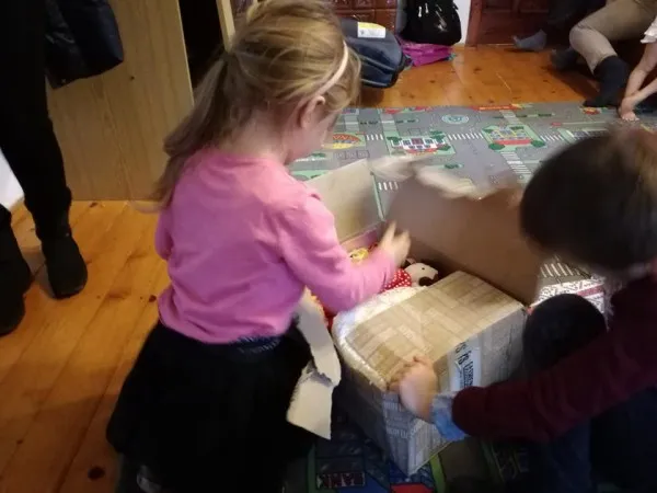 „Cutiuţa călătoare” adună cadouri pentru zilele de naştere ale copiilor sărmani din satele Ţării Făgăraşului

