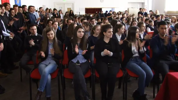 Încă e cool să-l citeşti pe Eminescu