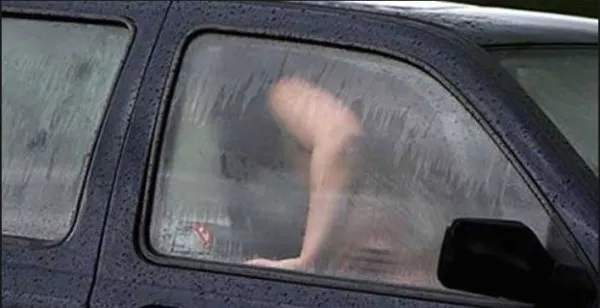 Schemă de Bucureşti: Ea ţinea şoferul ocupat cu sex, el spărgea maşina