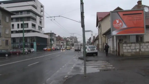 Bandă neagră pe panoul de pe strada 13 Decembrie