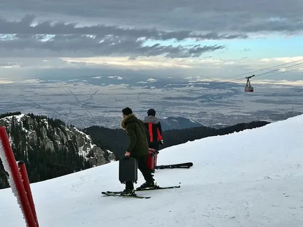 Alţi ciudaţi pe pârtiile din Poiană: De la „pantofari” cu trolere, la schiori cu valize