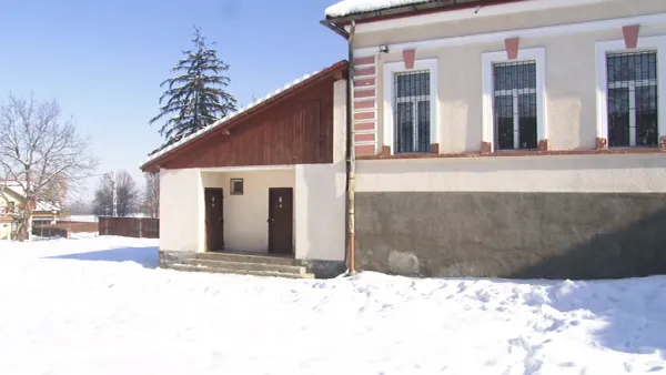 Municipiul cu şcoli cu toaleta în curte