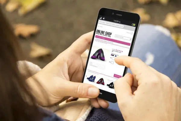 Braşovenii încep să îşi facă achiziţiile online de pe smartphone-uri