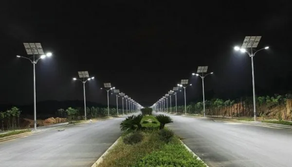 Butoni luminoşi cu LED-uri alimentate cu energie solară pe drumurile naţionale din judeţul Braşov 