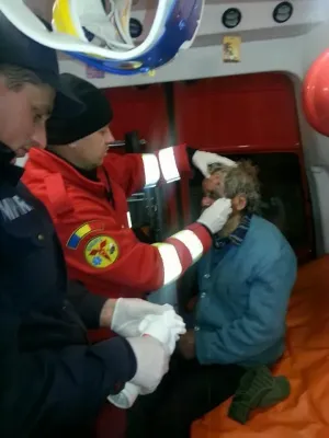 Bătrân salvat de jandarmi dintr-o prăpastie în care era căzut de câteva ore