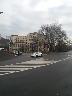 Tupeu fără limite: Şi-a parcat Mercedesul în intersecţie, în centrul Braşovului