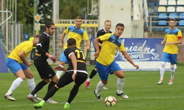 9 amicale pentru AS SR
