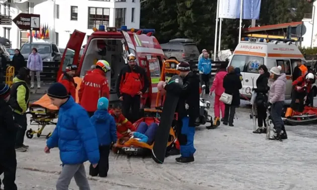 Drumeţiile pe pârtie, strict interzise. Din cauza gheţii, o turistă a căzut şi şi-a fracturat coloana